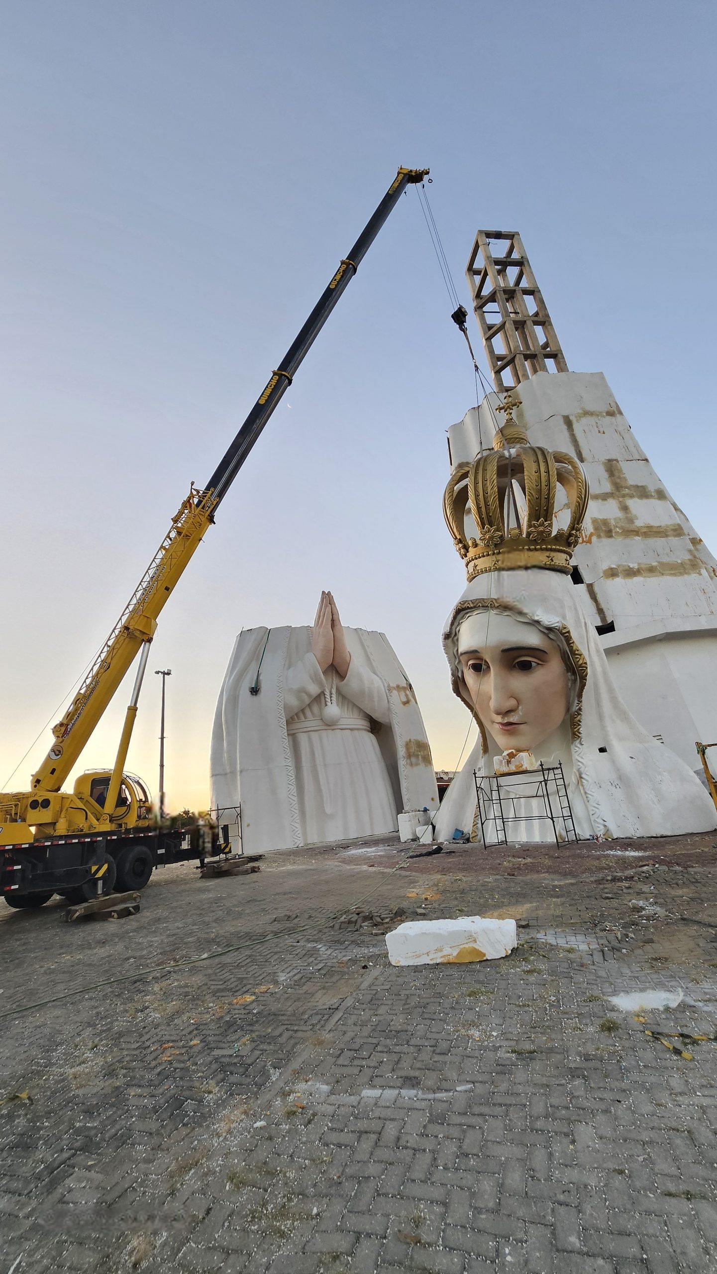Montagem da escultura de N. Sra. de Fátima no Crato. Foto DR