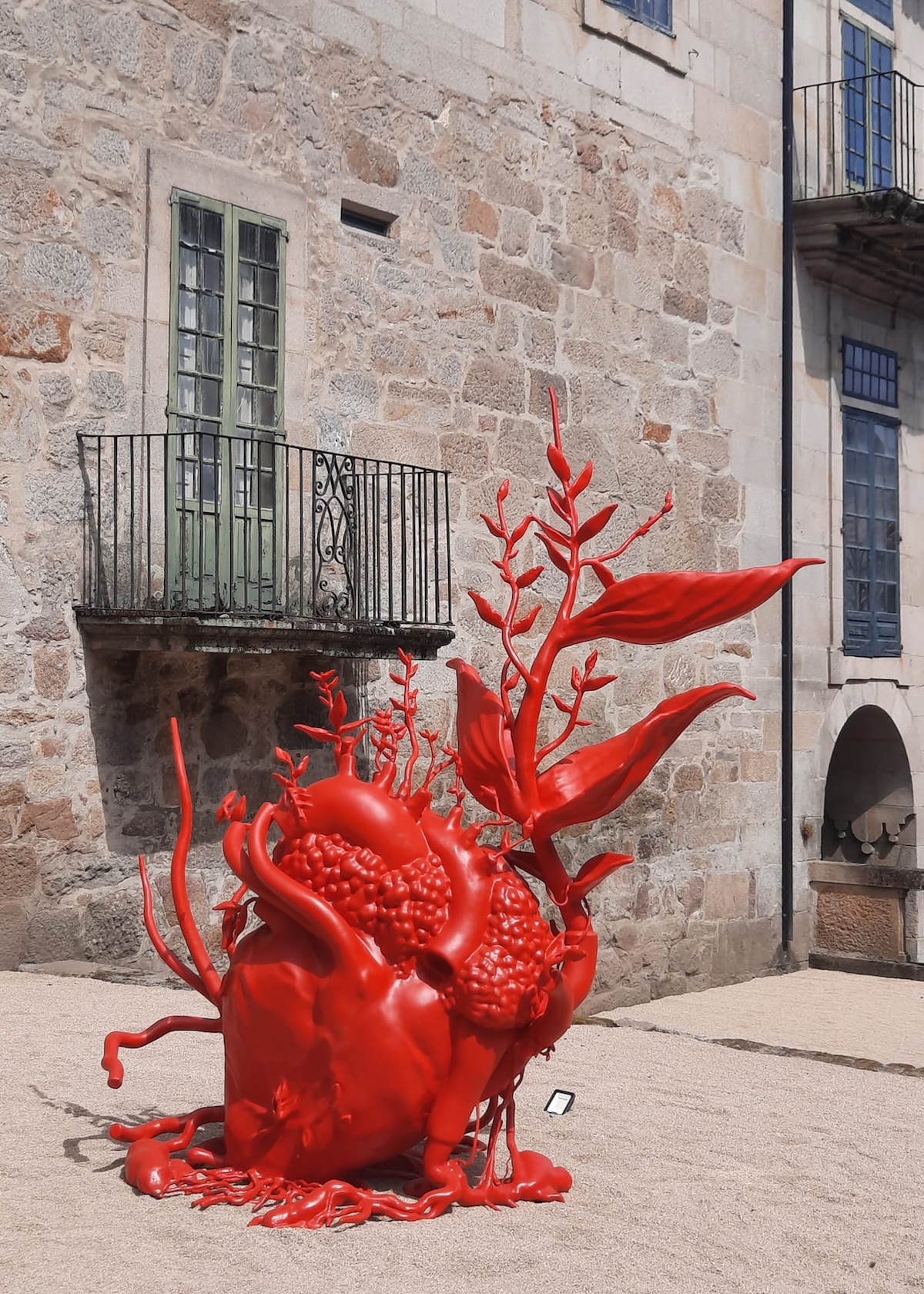 Wardha Shabbir, The Resilient (O Resiliente). Escultura de fibra de vidro criada pela artista paquistanesa, exibida na 32ª Bienal Internacional de Arte de Pontevedra (2025), Galiza, Espanha. A artista imagina um corpo que já não é vítima, mas que mantém a sua capacidade de dar vida, mesmo em condições difíceis.