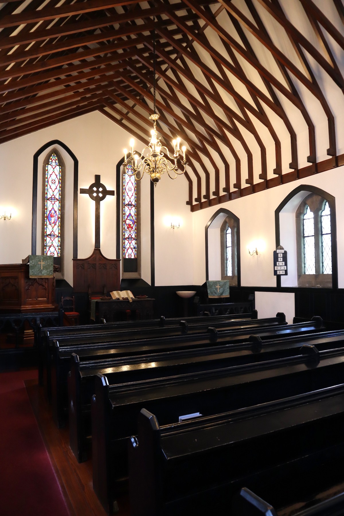 Interior da Igreja Presbiteriana da Madeira (1895) com vitrais de Ricardo Leone. Foto: Direitos reservados.
