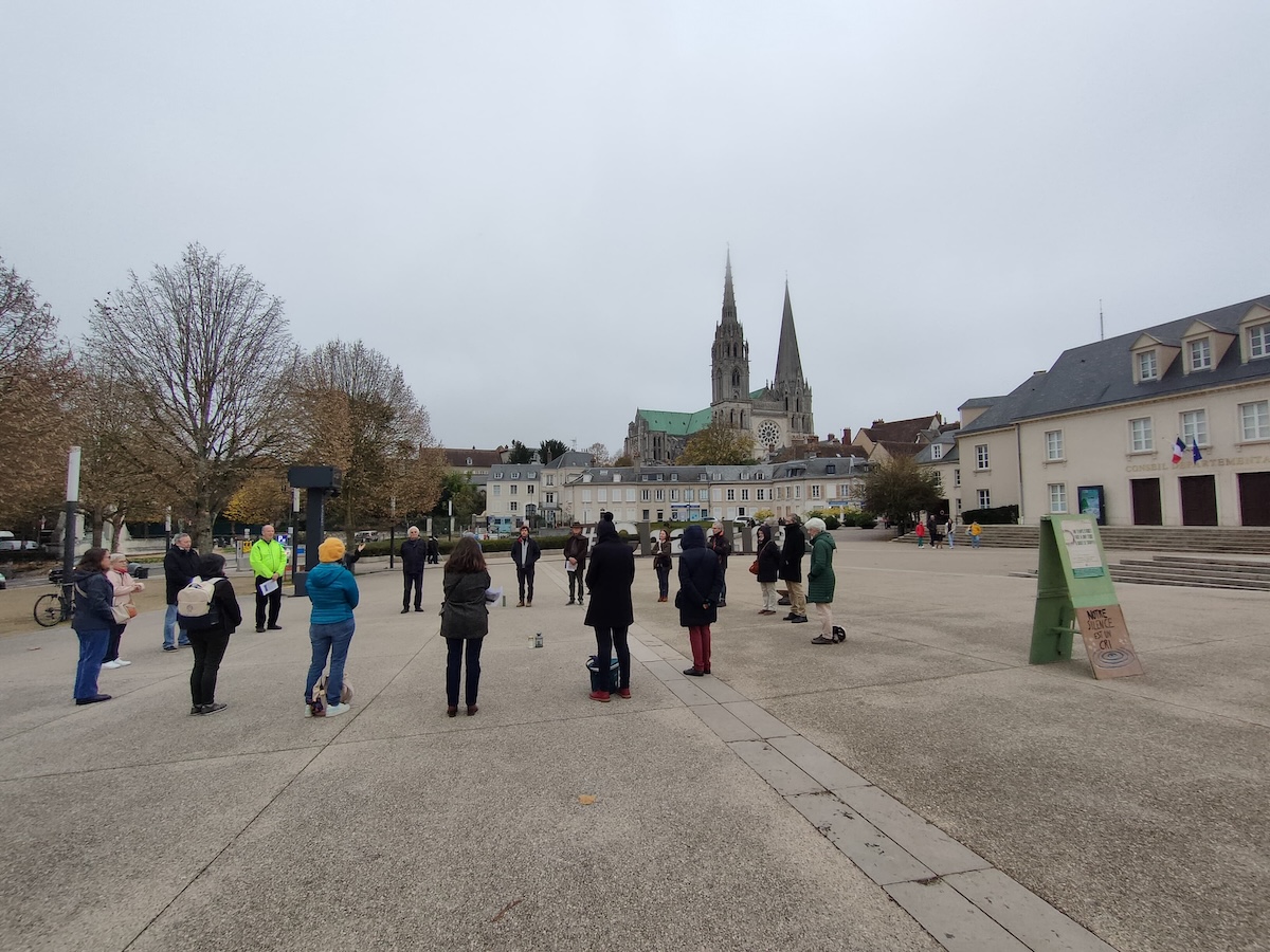 O círculo reuniu-se em Chartres, numa praça próxima da catedral. Foto: Direitos reservados.