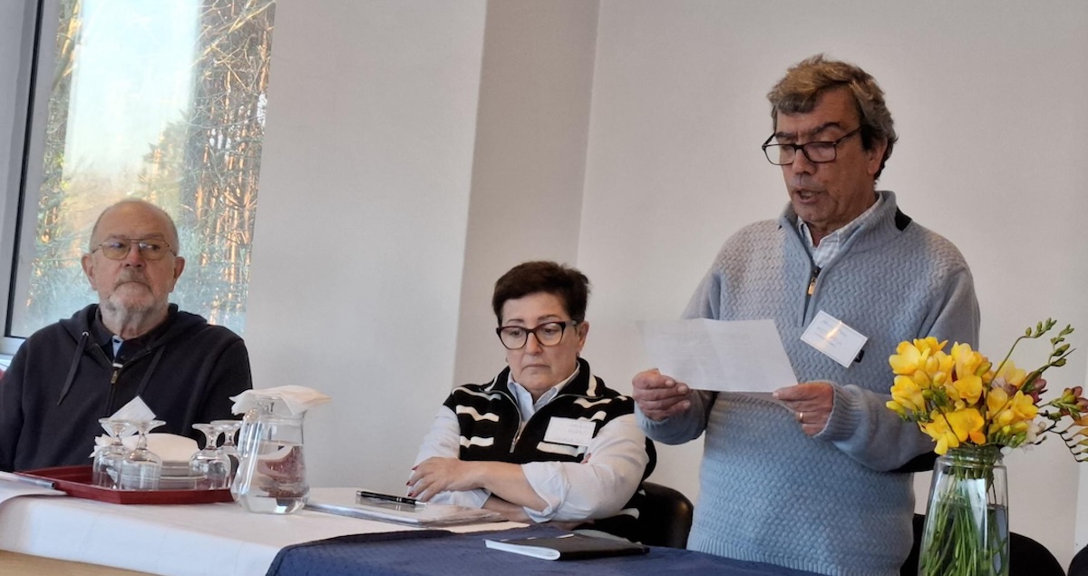 O autor do texto, com o padre Luís Maria Goicoechea, assistente internacional do MIIC, e Camino Beuno, do Solasbide, Navarra. Sobre René Girard, Paulo Melo lembrou que este defende que o Sagrado gera guerras enquanto o Evangelho gera a paz. Foto © António José Paulino.