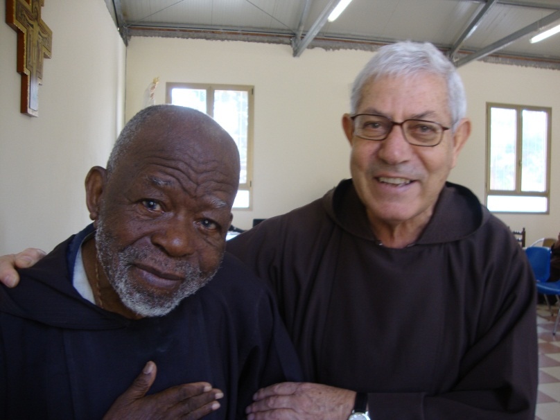 Manuel Rito Dias (à direita) em Luanda com frei Benjamin Maiato, que morreu em Lisboa, em 2017, e cuja causa de beatificação será introduzida em breve pelos Capuchinhos de Angola. Frei Maiato foi uma referência religiosa, cultural e política em Angola, pela sua simplicidade, sabedoria e cultura, admirado por pessoas do povo e muitas figuras públicas do país. Foto: Direitos reservados.