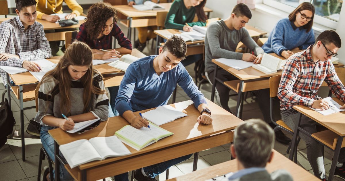Adolescentes a ler na escola. Foto skynesher