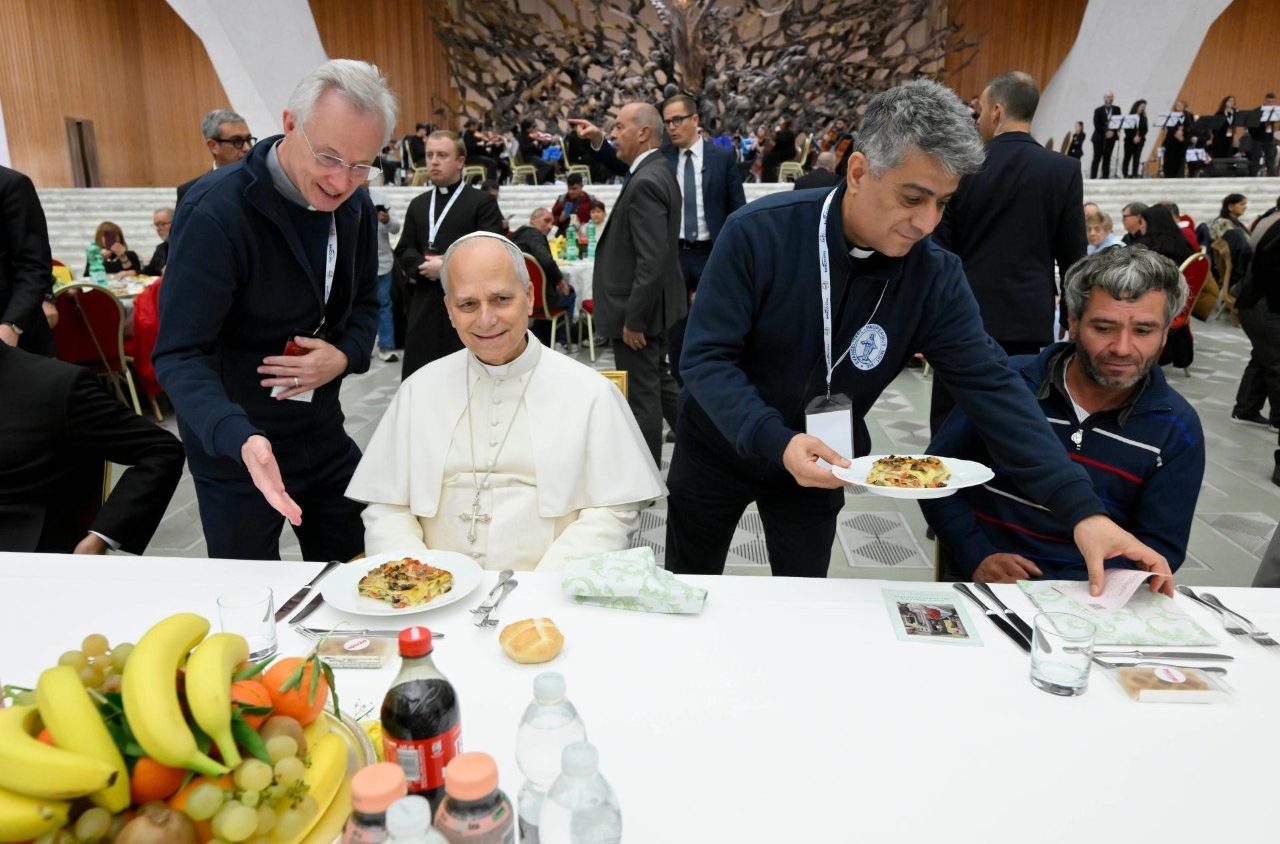 Almoço do Papa Leão XIV com os pobres na Sala Paulo VI, 16 novembro 2025. Foto Vatican Media 2