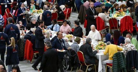 Almoço do Papa Leão XIV com os pobres na Sala Paulo VI, 16 novembro 2025. Foto Vatican Media