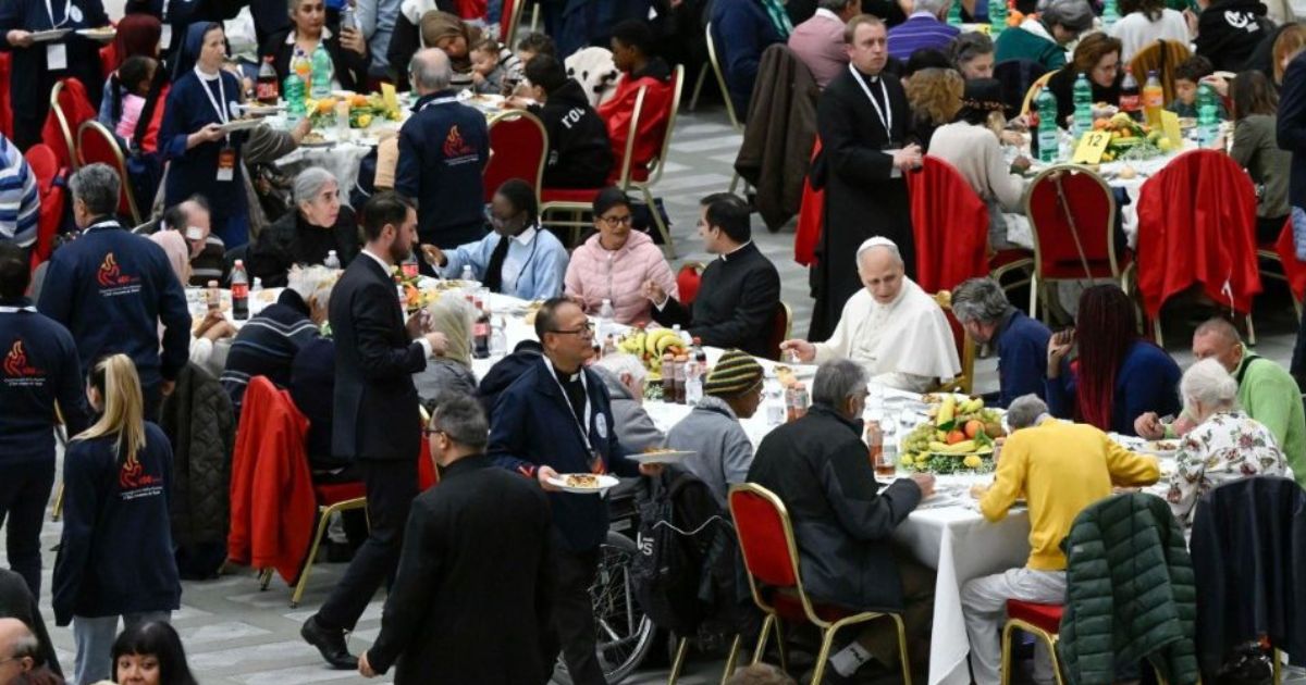Almoço do Papa Leão XIV com os pobres na Sala Paulo VI, 16 novembro 2025. Foto Vatican Media