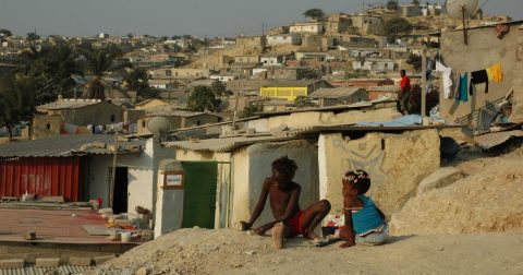 Bispos de Angola organizam congresso para promover "verdadeira reconciliação" no país. Atingirão o objetivo? Bairro popular de S. João, no Lobito, em Angola. Foto DR