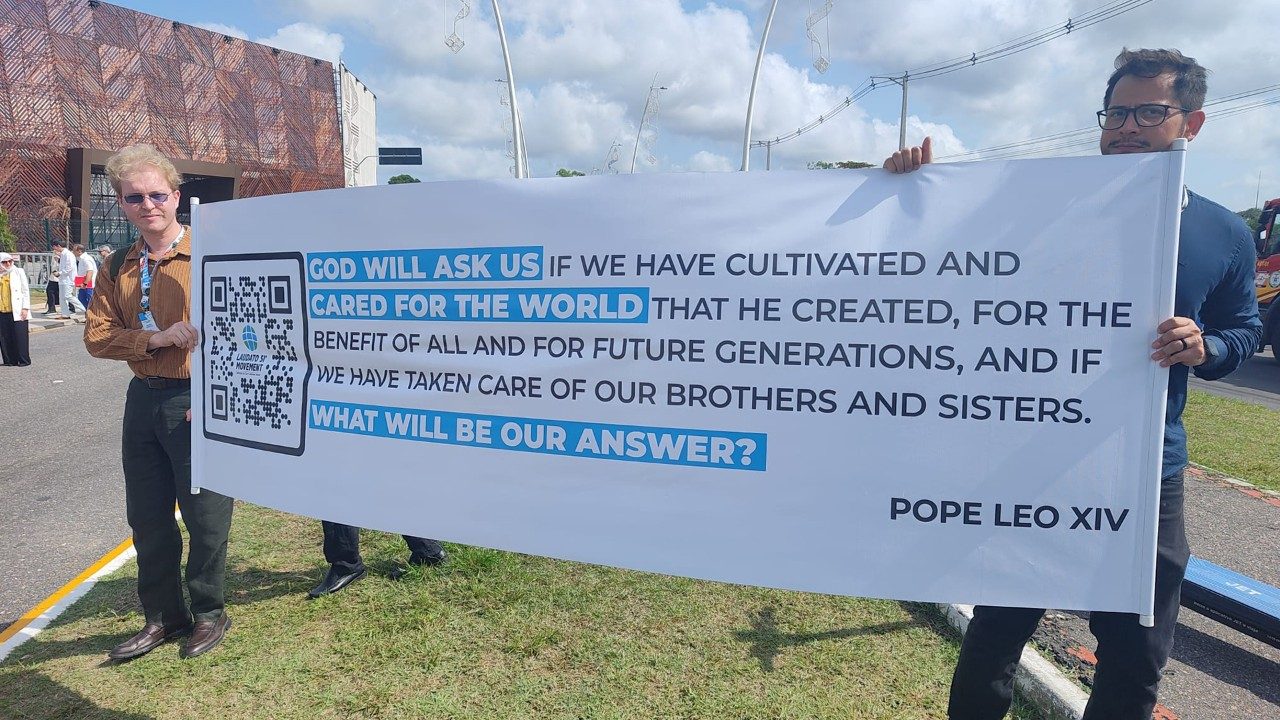Cartaz com a frase do Papa Leão XIV, em manifestação de grupo católico na COP30. Foto Vatican Media