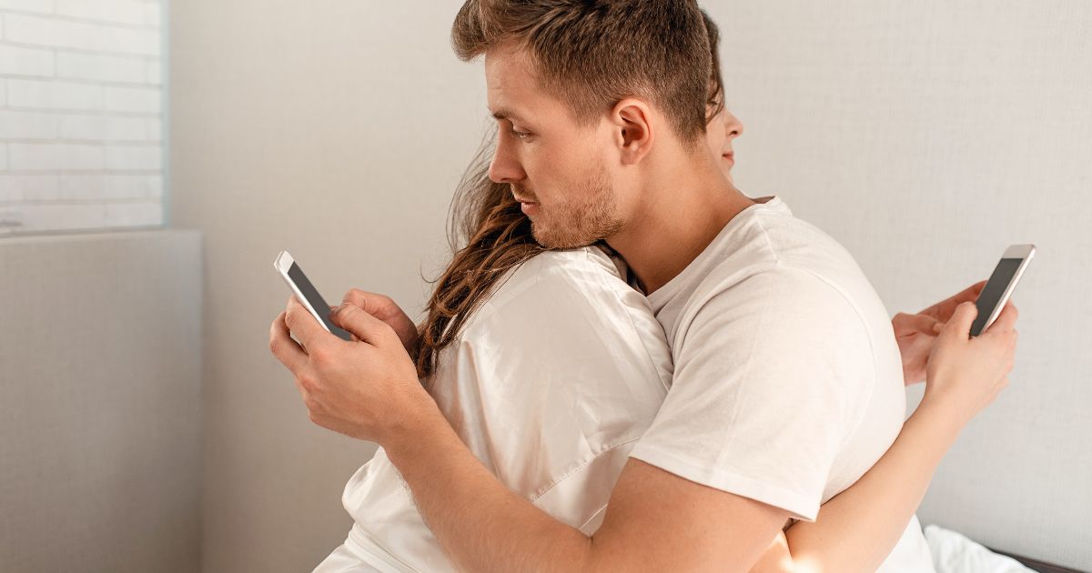 Casal a usar telemóveis, redes sociais. Foto Anton Estrada