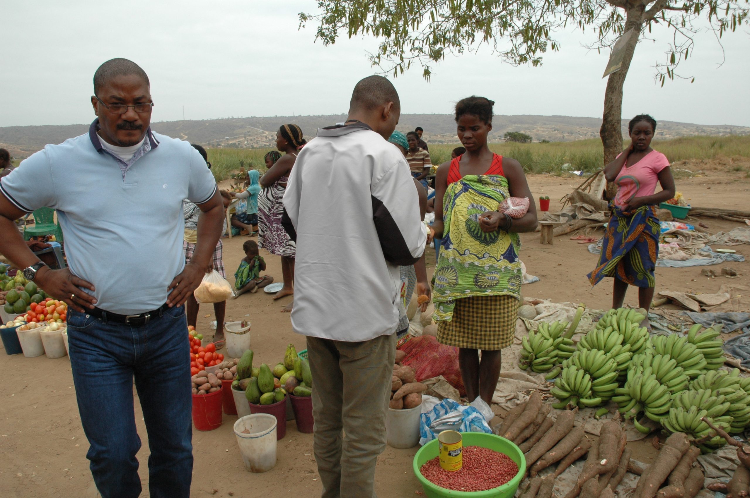 Mercado popular na estrada Luanda-Benguela