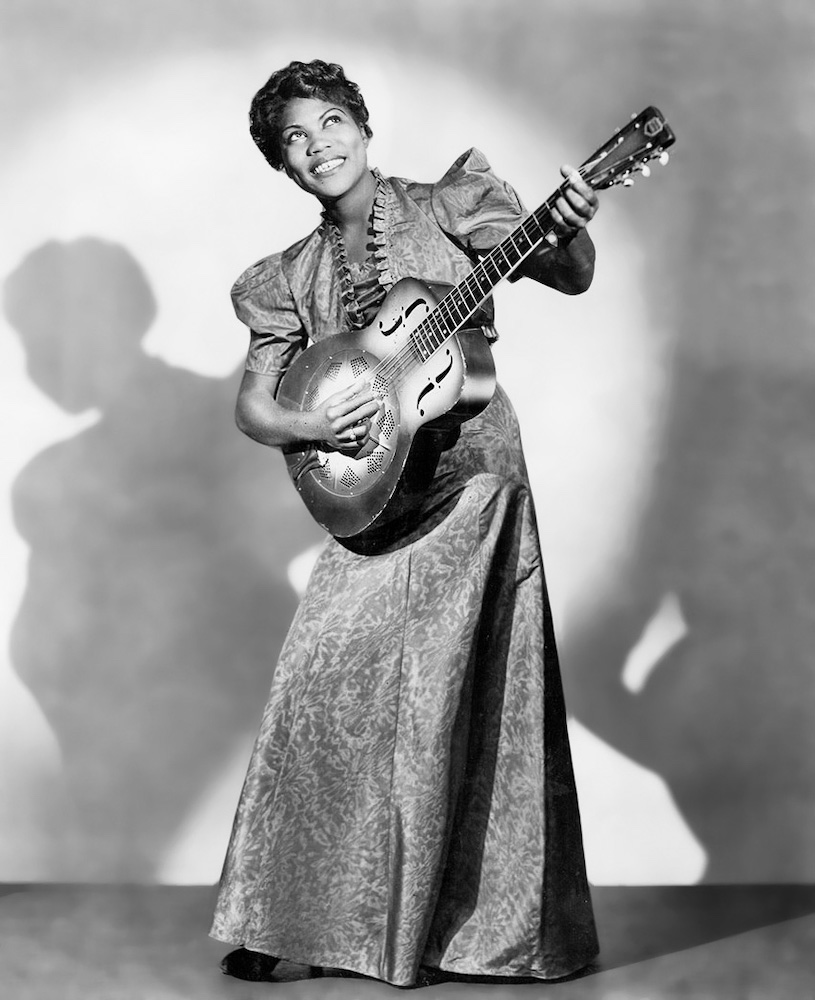 Gospel: Sister Rosetta Tharpe (1915-1973), evangelista da Igreja de Deus (pentecostal afroamericana), cantora de gospele pioneira do rock'n'roll, com forteinfluência em Chuck Berry, Little Richard, Elvis Presley e Led Zeppelin. Foto © James J. Kriegsmann, Wikimedia Commons, Domínio Público.