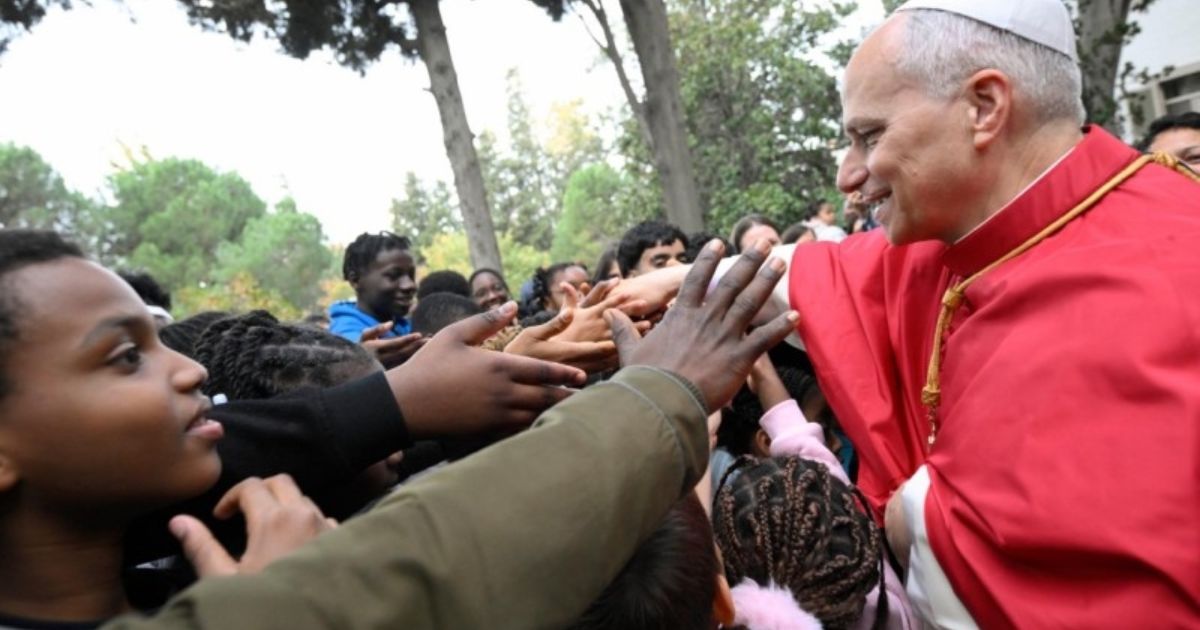 Leão XIV acolhido antes do encontro com bispos, sacerdotes, religiosos e agentes pastorais em Istambul. 28 nov 2025. Foto VM