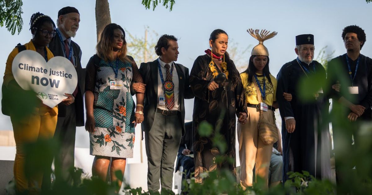 Momento de oração no final de uma caminhada inter-religiosa durante a COP28, no Dubai, em 2023. Foto Foto LWFAlbin Hillert