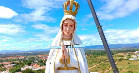 Montagem da maior escultura de Nossa Senhora de Fátima do mundo, no Crato (Brasil). Foto DR