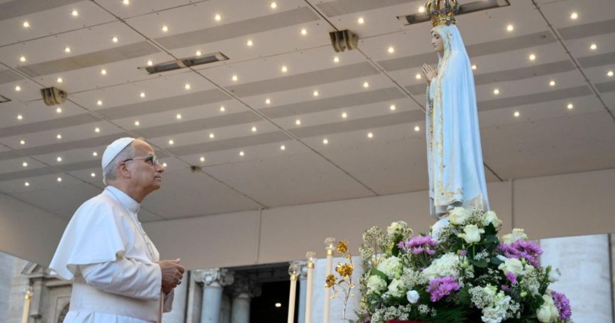 O Papa Leão XIV diante da imagem de Nossa Senhora de Fátima, no Jubileu da Espiritualidade Mariana, a 13 de outubro 2025.