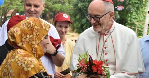 O cardeal Michael Czerny, SJ, recebe flores dos rohingya durante sua visita a Cox's Bazar, considerado o maior campo de refugiados do mundo, no domingo, 3 de novembro de 2025. Crédito Caritas Bangladesh