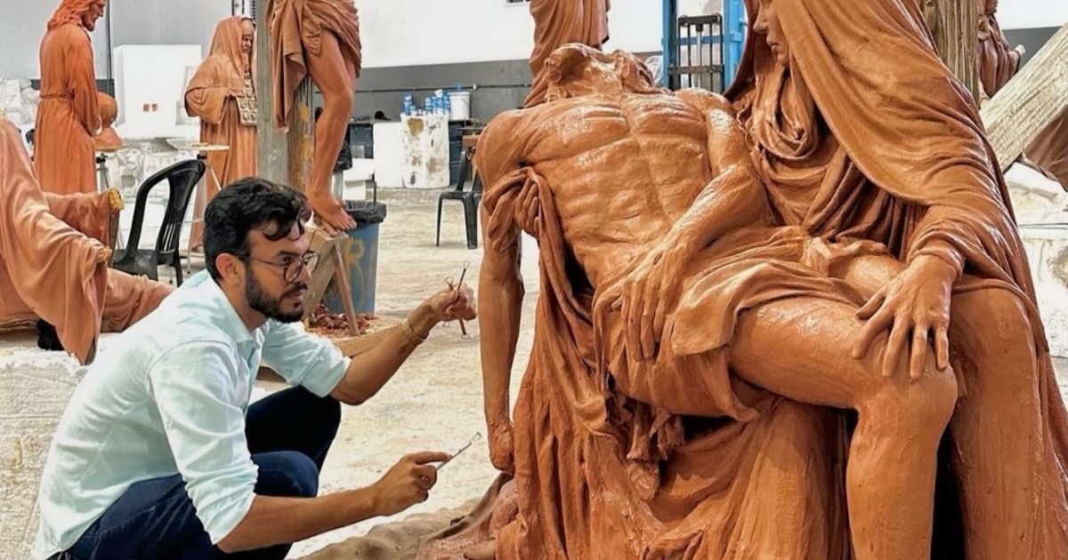 O escultor Ranilson Viana no seu atelier, em Petrolina. Foto DR