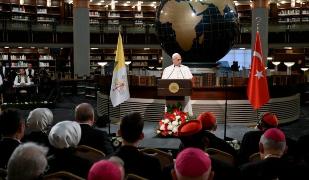 Que a Turquia se coloque “ao serviço de uma paz justa”, pois “está em jogo o futuro da humanidade”