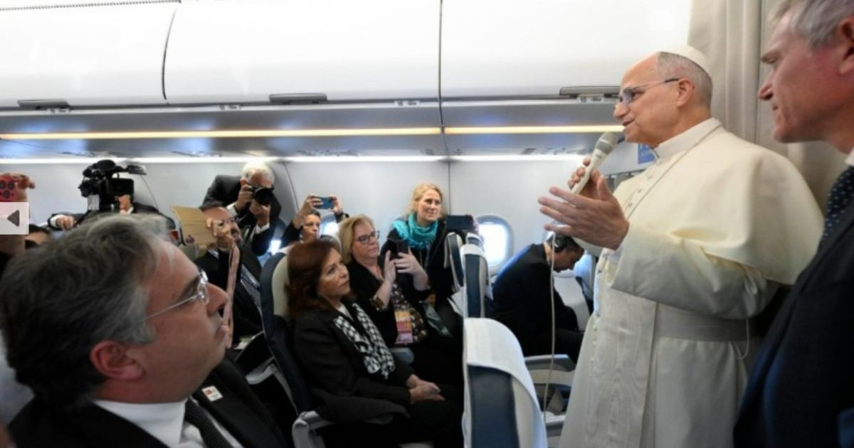 Papa Leão XIV em viagem a Turquia e Libano. Fala aos jornalistas no aviao 2. Foto VM