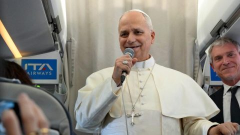 Leão XIV em África, um “continente esquecido que precisa de ser ouvido” O Papa Leão XIV conversa com jornalistas a bordo do avião papal com destino a Beirute. Foto © Vatican Media.