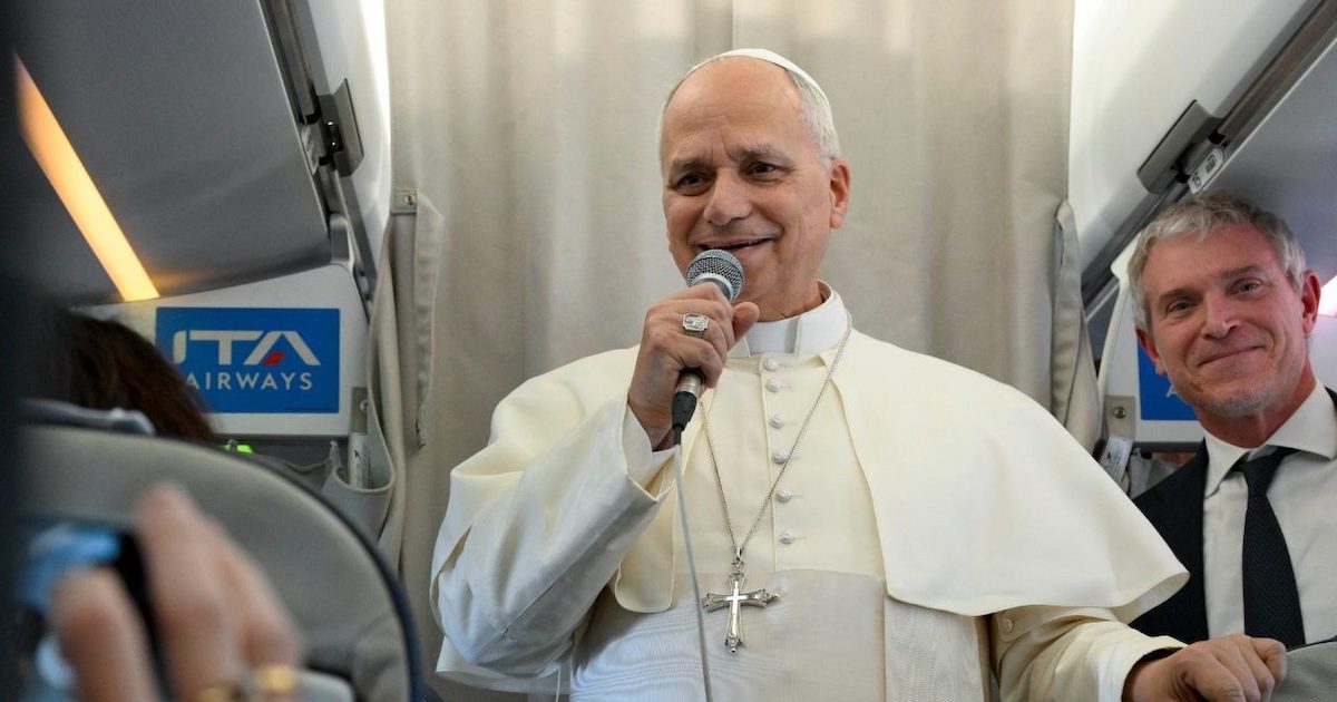 O Papa Leão XIV conversa com jornalistas a bordo do avião papal com destino a Beirute. Foto © Vatican Media.