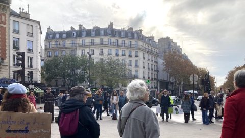Um português leva o Cântico das Criaturas a França, cantado em italiano pelo clima Pessoas fazem um círculo de silêncio num lugar público, empunhando cartazes a pedir uma conversão ecológica, aqui em Paris (França), este domingo, 16 de novembro. Foto: Direitos reservados.