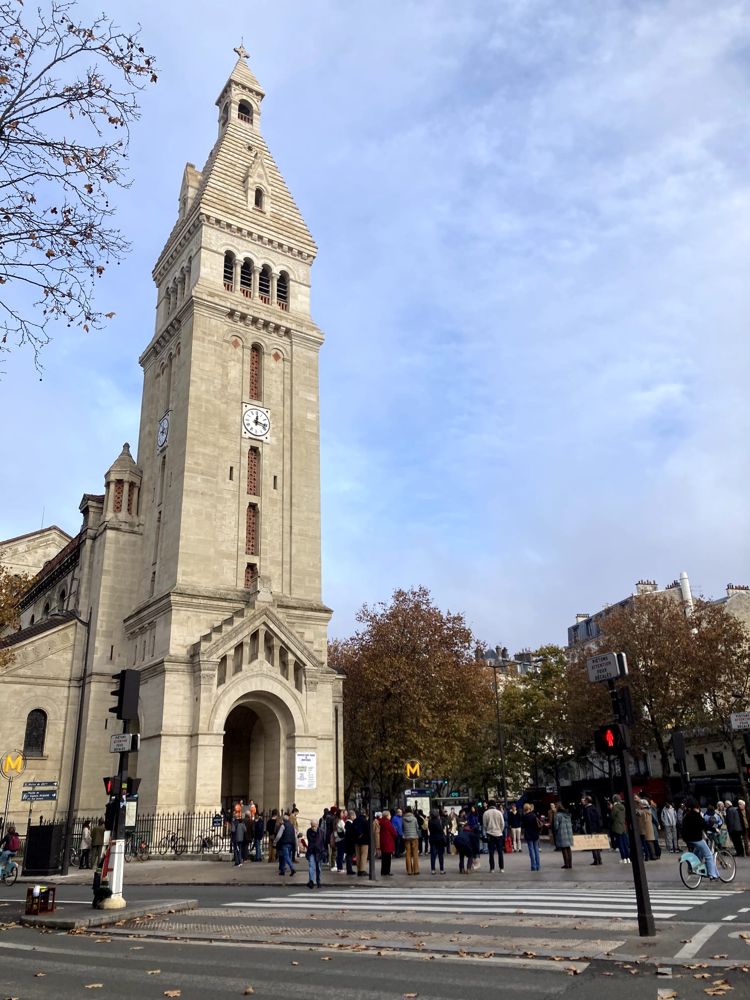 Na manhã de domingo, 16 de novembro, em Paris, umas 70 pessoas juntaram-se diante da Igreja de Saint Pierre de Montrouge, à entrada da estação de metro Alesia. Foto: Direitos reservados.