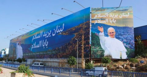 O que esperar do conciliador Leão num Médio Oriente em tensão Um cartaz com a imagem do Papa Leão XIV, em Beirute, antes de sua visita planejada ao Líbano. Foto DR via Vatican Media