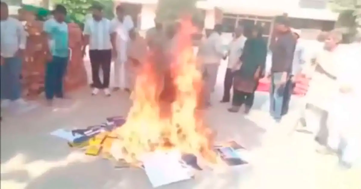 Captura vídeo de uma multidão hindu que obriga cristãos a queimar as suas Bíblias. Photo © Maktoob Media