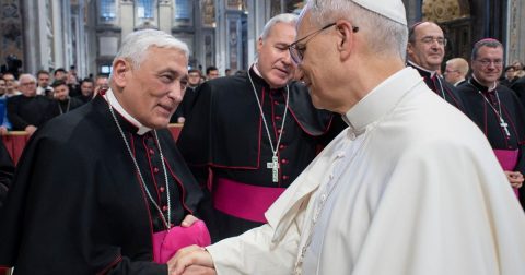 Vaticano investiga bispo espanhol por alegados abusos de um menor o Bispo de Cádiz e Ceuta, Dom Rafael Zornoza, cumprimentou o Papa Leão XIV na Basílica de São Pedro, em junho de 2025, no final do jubileu dos bispos, padres e seminaristas. Foto Vatican media