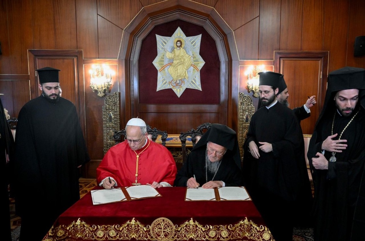Papa Leão XIV e Patriarca Ecuménico de Constantinopla, Bartolomeu I, assinaram este sábado, dia 29, em Istambul uma declaração conjunta na qual recusam o recurso à religião para justificar a guerra. Foto © Vatican Media, via Agência Ecclesia.