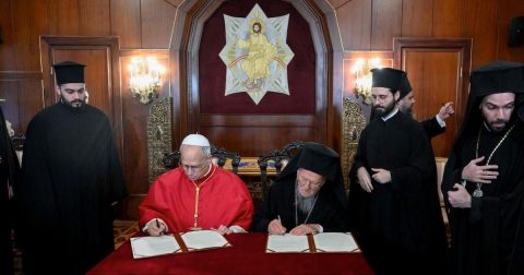 Apelo à paz e unidade dos cristãos no centro da Declaração Conjunta entre Bartolomeu e Leão XIV Papa Leão XIV e Patriarca Ecuménico de Constantinopla, Bartolomeu I, assinaram este sábado, dia 29, em Istambul uma declaração conjunta na qual recusam o recurso à religião para justificar a guerra. Foto © Vatican Media, via Agência Ecclesia.