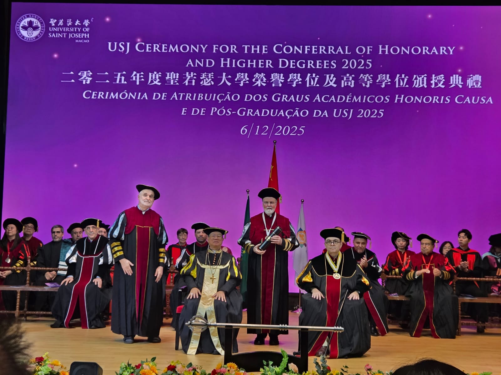 A Universidade de São José”, de Macau, decidiu atribuir ao padre Peter Stilwell um doutoramento honoris causa em Teologia. A cerimónia decorreu no dia 6 de dezembro de 2025, em Macau. Foto: Direitos reservados.