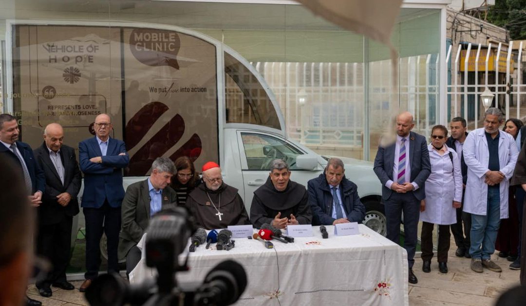 Papamóvel transformado em clínica finalmente pode entrar em Gaza
