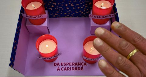 As mãos de Pedro junto da coroa de Advento feita pelos reclusos do EP Bragança. Foto DR