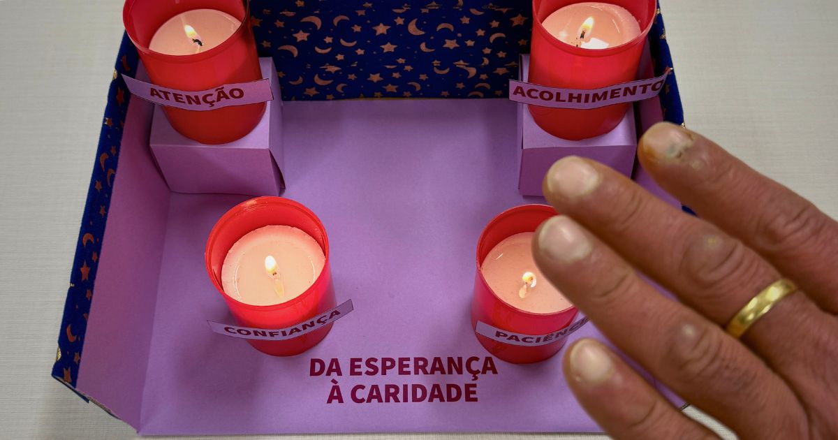 As mãos de Pedro junto da coroa de Advento feita pelos reclusos do EP Bragança. Foto DR