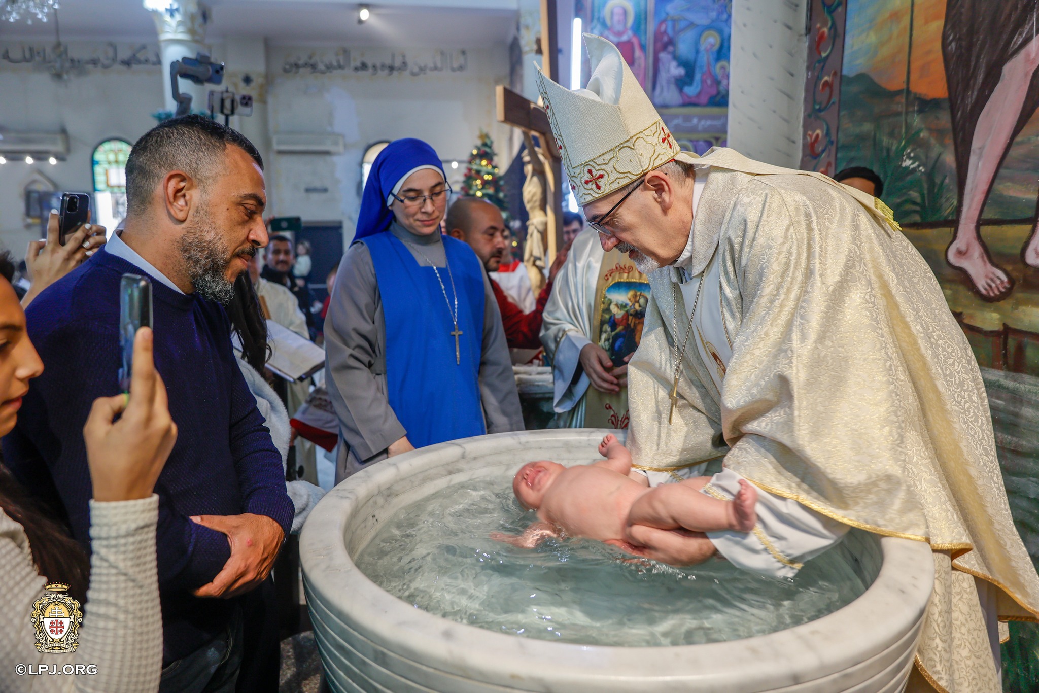Cardeal Pizaballa celebra um batismo na Paróquia de gaza. Foto Patriarcado Latino Jerusalém