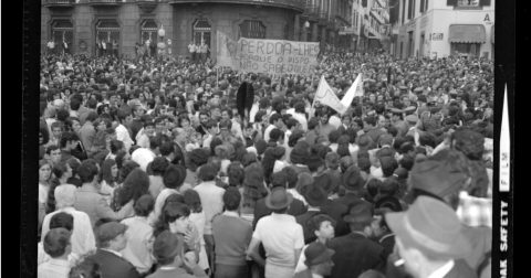Padres do Pombal: compromisso e resistência (III): O bispo Santana e a esperança defraudada Manifestação de católicos contra a ocupação do edifício do Seminário da Encarnação por estudantes do Liceu Nacional do Funchal (atual Escola Jaime Moniz) e contramanifestação dos apoiantes dos estudantes, em 1 de Novembro de 1974. Num dos cartazes lê-se: “Perdoa-lhes, porque o bispo não sabe o que faz.” Foto cedida pelo Museu de Fotografia da Madeira – Atelier Vicente’s.