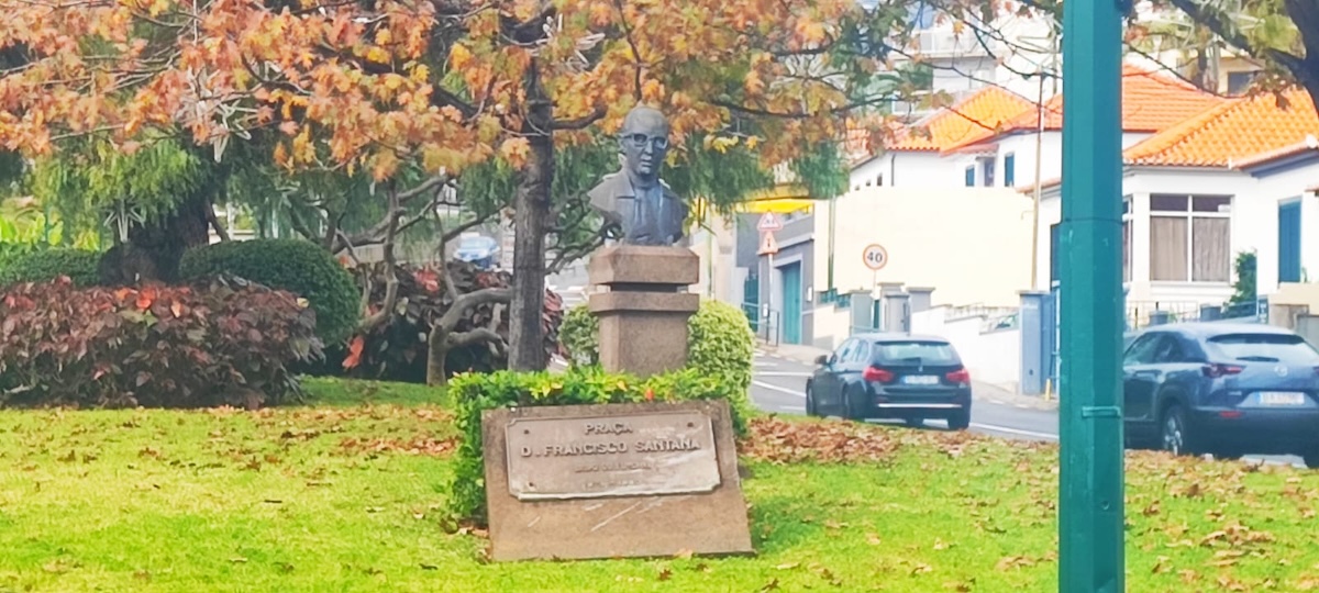 Busto do bispo Francisco Santana, na praça do Funchal com o mesmo nome. Foto © Nicolau Fernandez