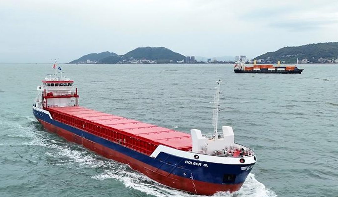 Navio com bandeira portuguesa transporta armas para Israel