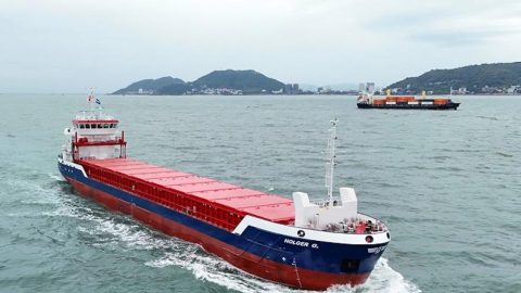 Navio com bandeira portuguesa transporta armas para Israel O navio Holger G, numa foto disponibilizada pelo site de rastreamento VesselFinder.