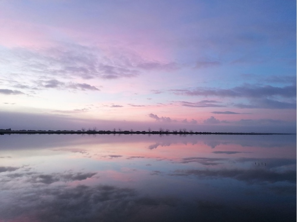 Caminho, entre a terra e o céu. Foto © Cláudio Louro (2020). água horizonte lago