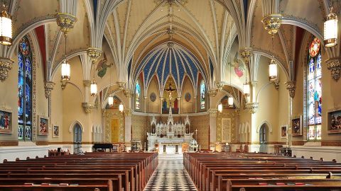 EUA: estagnou declínio das religiões, mas jovens tendem a praticar menos Interior da Igreja Católica de Santo André em Roanoke, Virgínia, EUA. Foto © Joe Ravi, CC BY-SA 3.0 , via Wikimedia Commons.