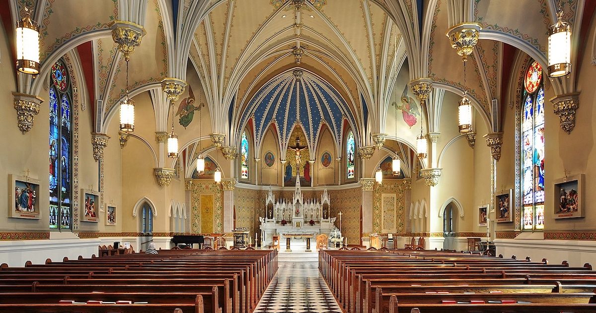 Interior da Igreja Católica de Santo André em Roanoke, Virgínia, EUA. Foto © Joe Ravi, CC BY-SA 3.0 , via Wikimedia Commons.