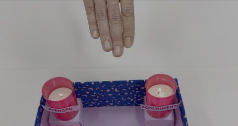 Dói muito passar o Natal longe das minhas filhas Mãos de Natan, recluso, junto da coroa de Advento do Estabelecimento Prisional de Bragança