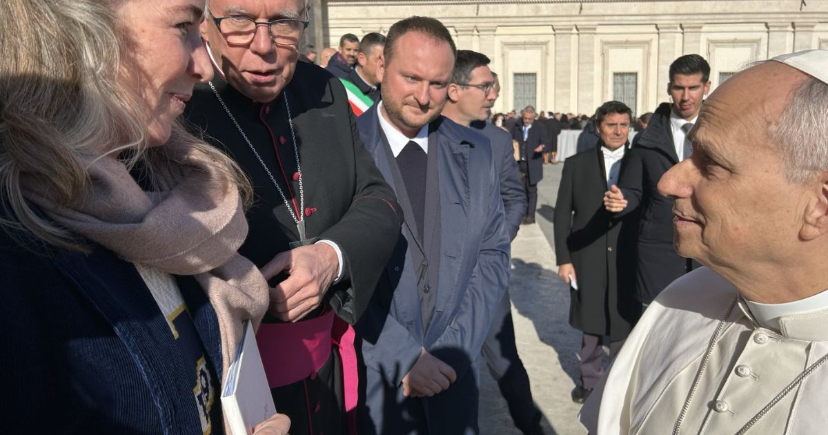 Maria Hammershoy, da Justiça e Paz Europa, entrega declaração ao Papa Leão, 10 dezembro 2025. Foto DR Maria Hammershoy, da Justiça e Paz Europa, entrega declaração ao Papa Leão, 10 dezembro 2025. Foto DR