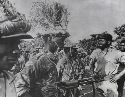 Samora Machel, à direita na foto, durante a Guerra da Independência de Moçambique (chamada de Guerra Colonial, em Portugal). Foto: Autor desconhecido, CC BY 4.0 <https://creativecommons.org/licenses/by/4.0>, através da wiki Wikimedia Commons