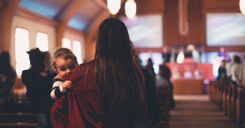 Mulheres na igreja. Foto Craig Adderley de Pexels