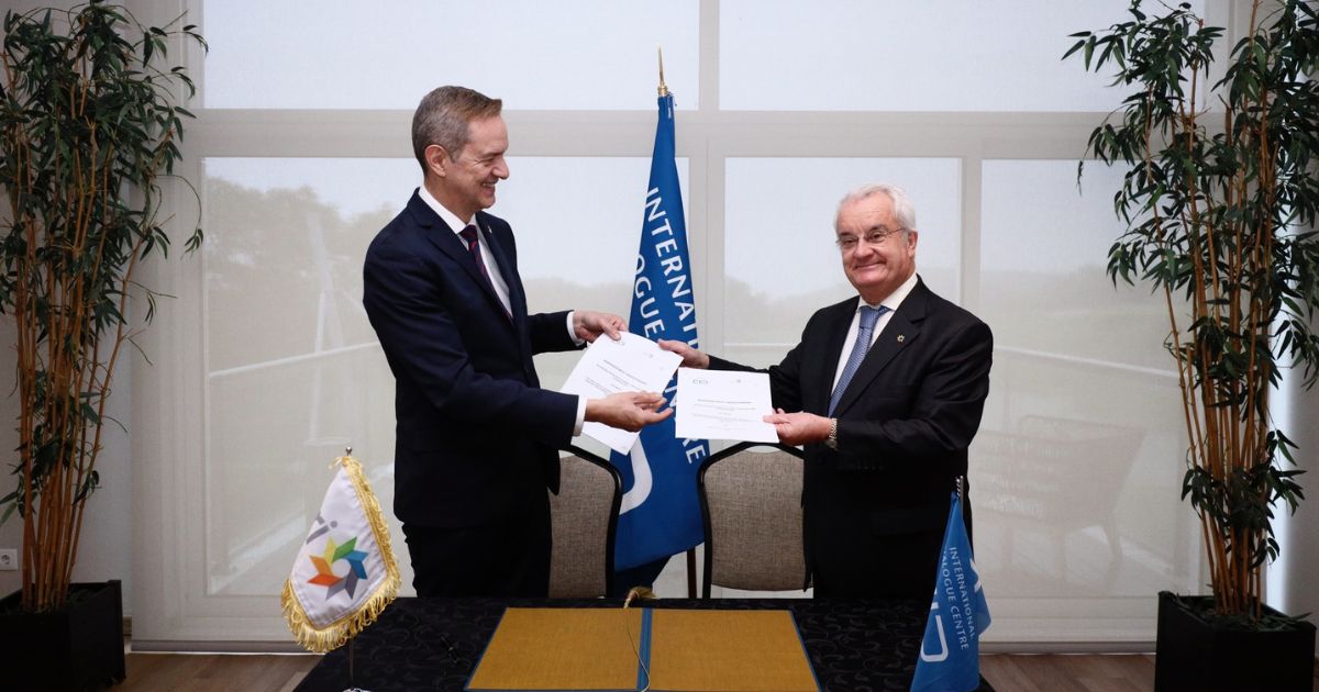 O Embaixador António de Almeida-Ribeiro, Secretário-Geral Interino do KAICIID, assinou em nome do Centro, enquanto Eric Roux, Presidente do Conselho Global da URI. Foto KAICIID O Embaixador António de Almeida-Ribeiro, Secretário-Geral Interino do KAICIID, assinou em nome do Centro, enquanto Eric Roux, Presidente do Conselho Global da URI. Foto KAICIID