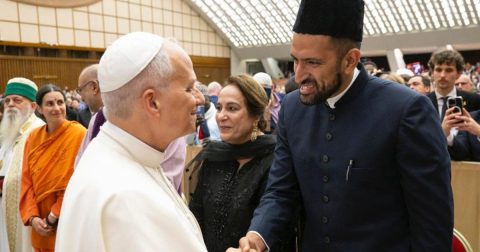 O Papa Leão XIV saúda o imã Marwan Gill, numa audiência no Vaticano, 2025. Foto Vatican Media